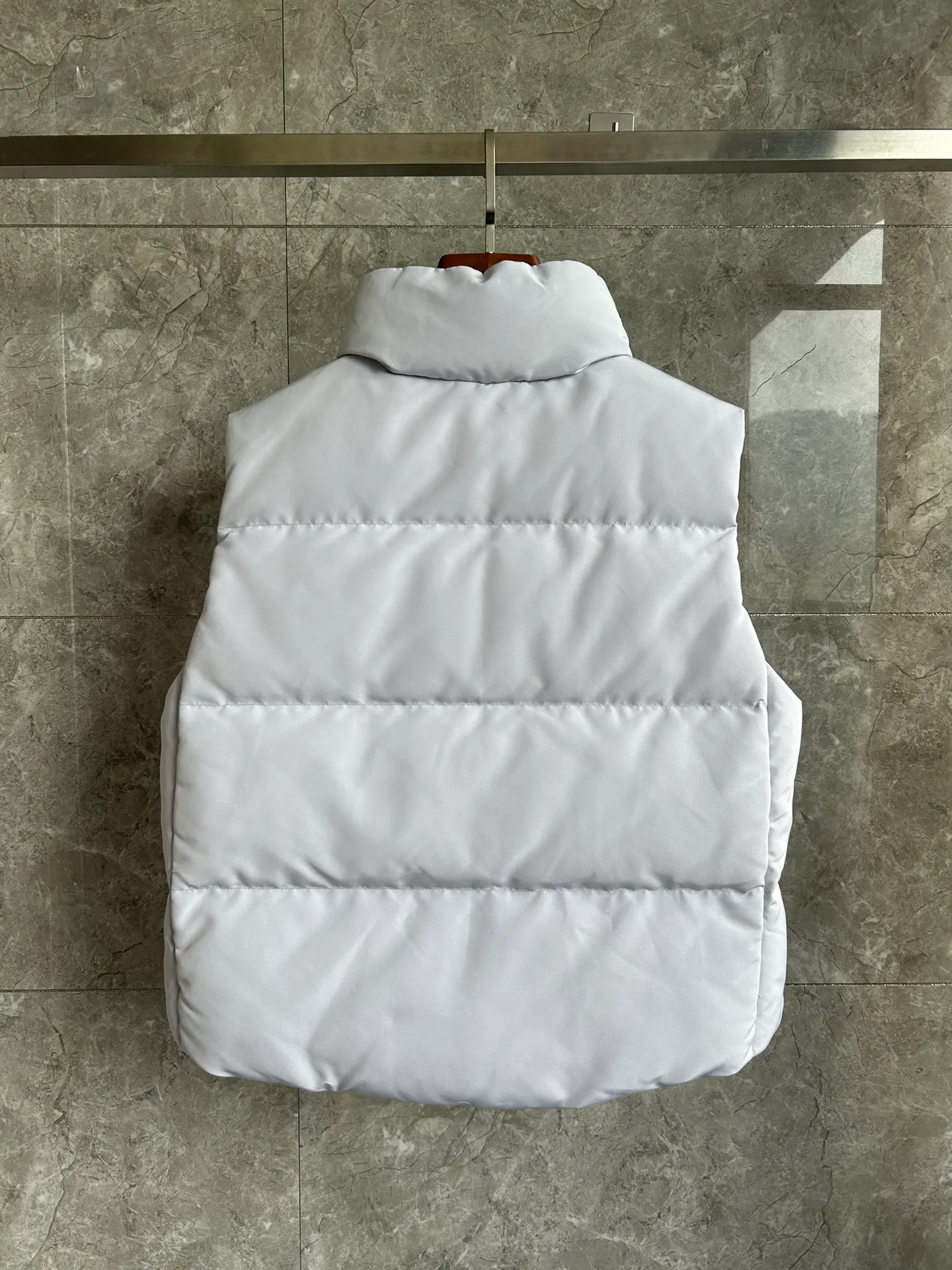 P600 2267WB Grandview black label women's short vest. Constructed from Arctic Tech recycled fabric®, it features a cinchable hem for sleek styling and storage. Color: Polaris White. Size: XS S M L XL.